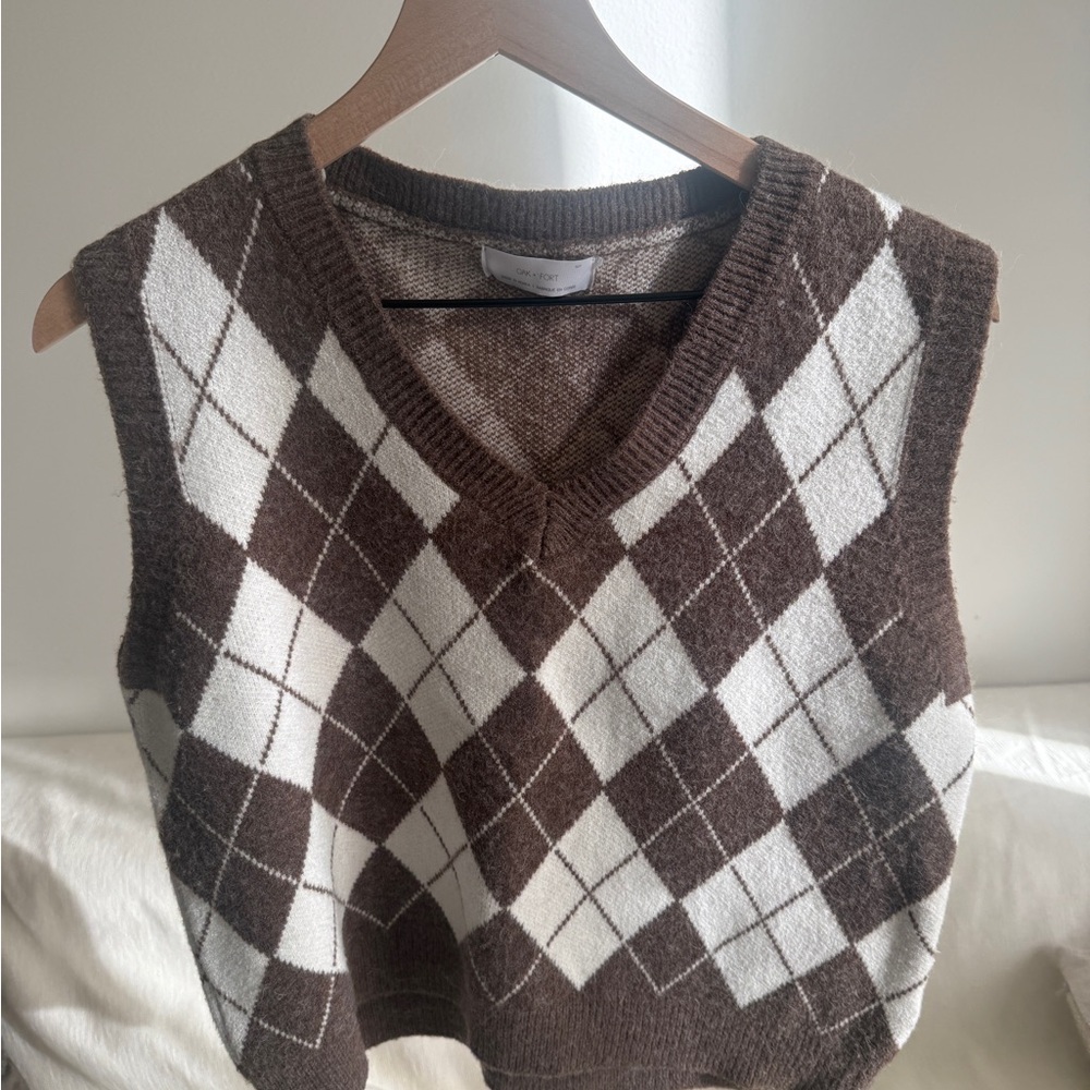 OAK + FORT Brown and White Argyle V-Neck Sweater Vest